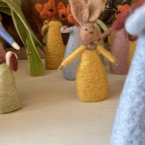 famiglia di coniglietti di lana con colori pastello e di varie dimensioni