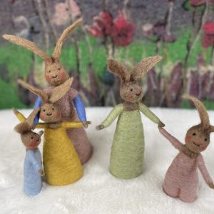 famiglia di coniglietti marroni di varie dimensioni