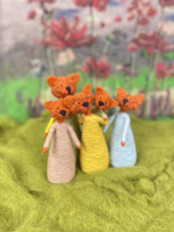 famiglia di 5 pupazzi di gatti rossi di lana con vestiti color pastello