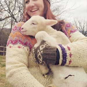 fotografia di donna con agnellino